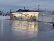 セブンイレブン高松新田町店（650m）