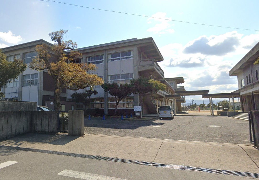 丸亀市立南中学校(約2,765ｍ)