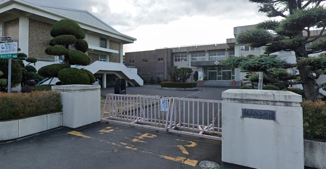 丸亀市立飯山北小学校(約579ｍ～679ｍ)