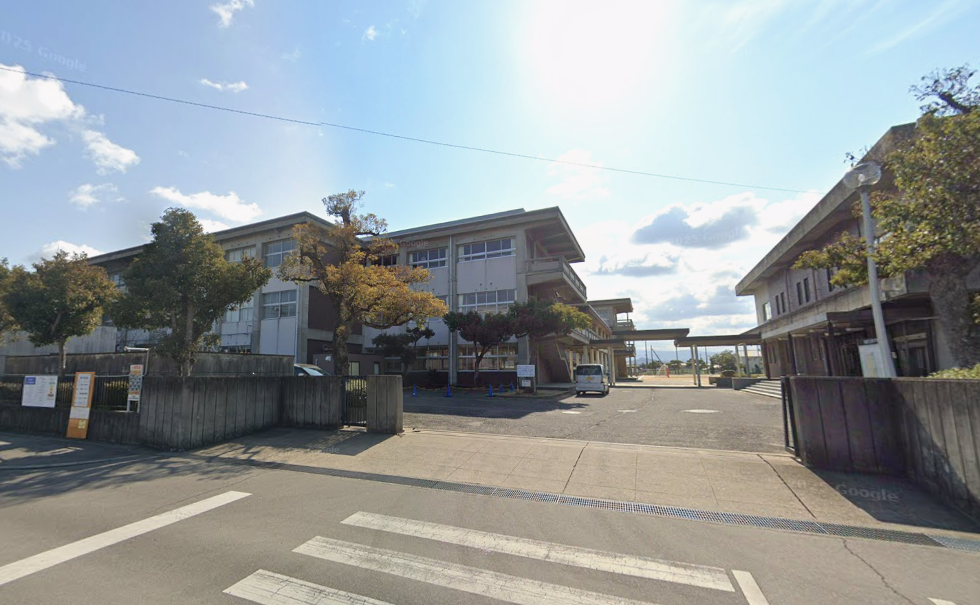 丸亀市立南中学校(約500m～600m)