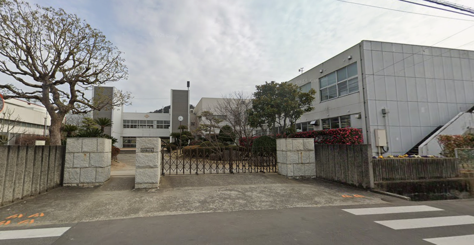 宇多津町立宇多津小学校(約1,700m)