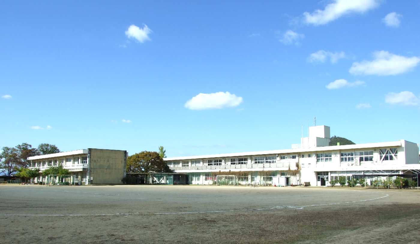 三木町立白山小学校(約1,500m)