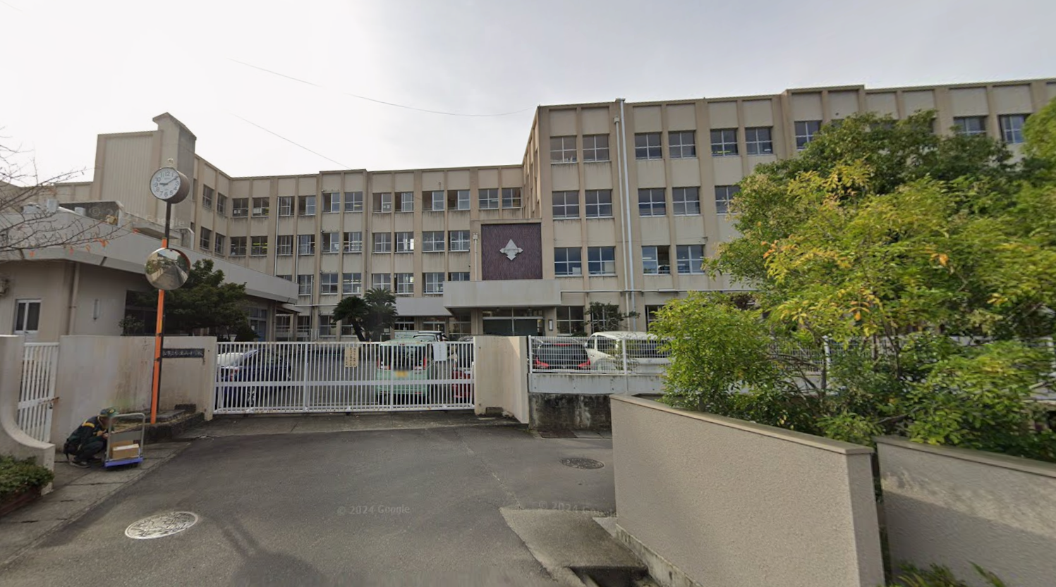 高松市立仏生山小学校(約900m)