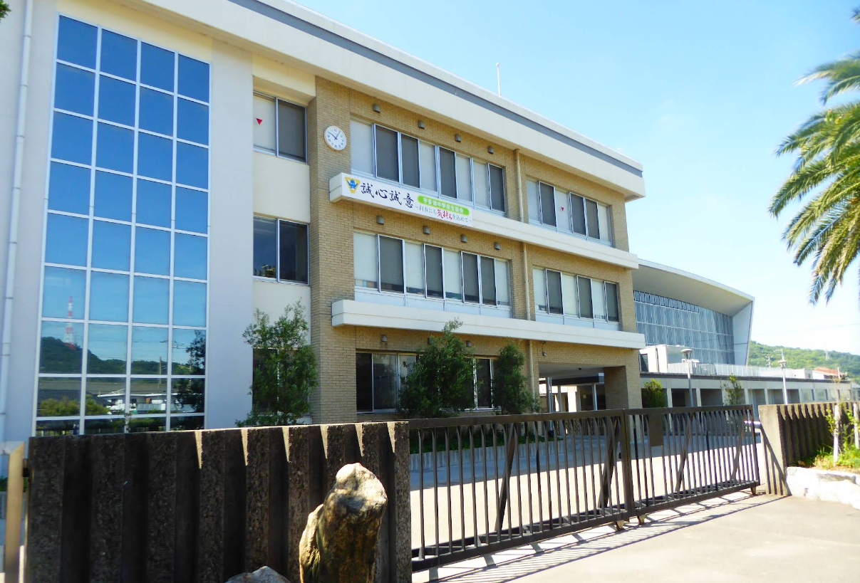 宇多津町立宇多津中学校(約300m)