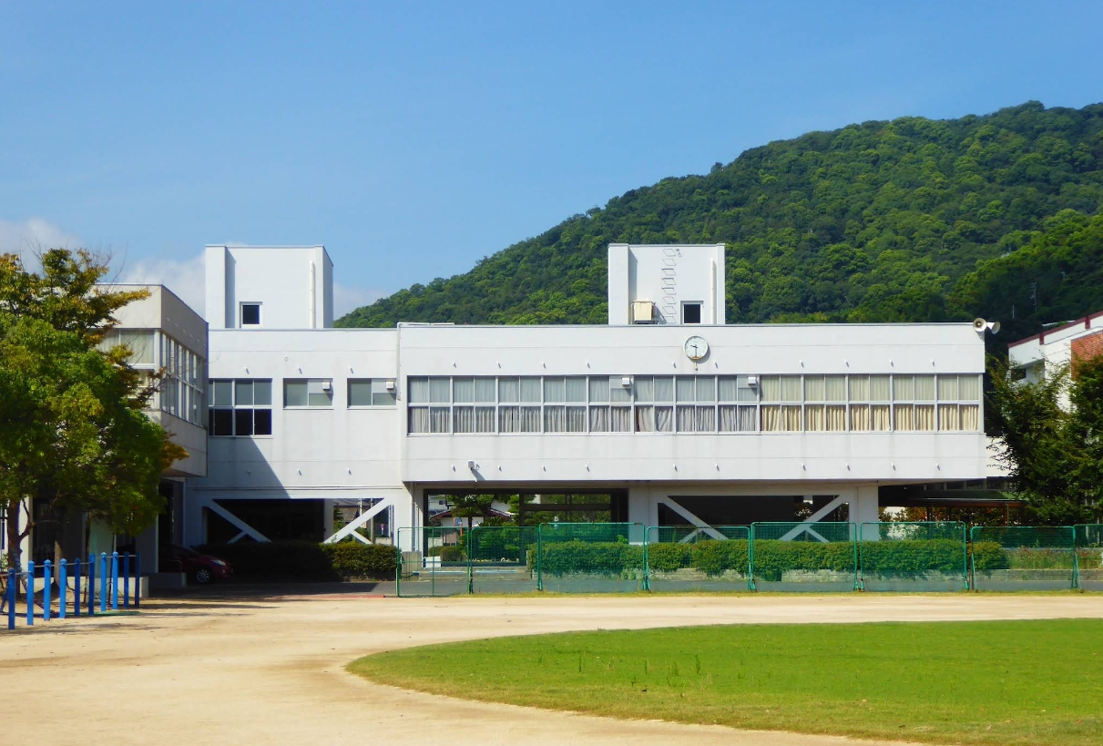 宇多津町立宇多津小学校(約900m)