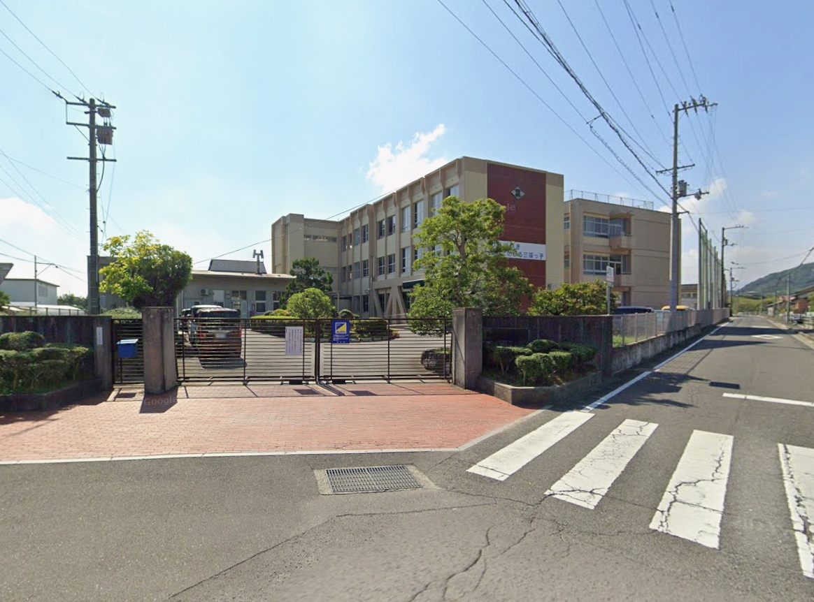 高松市立三渓小学校(約1,300m～1,400m)