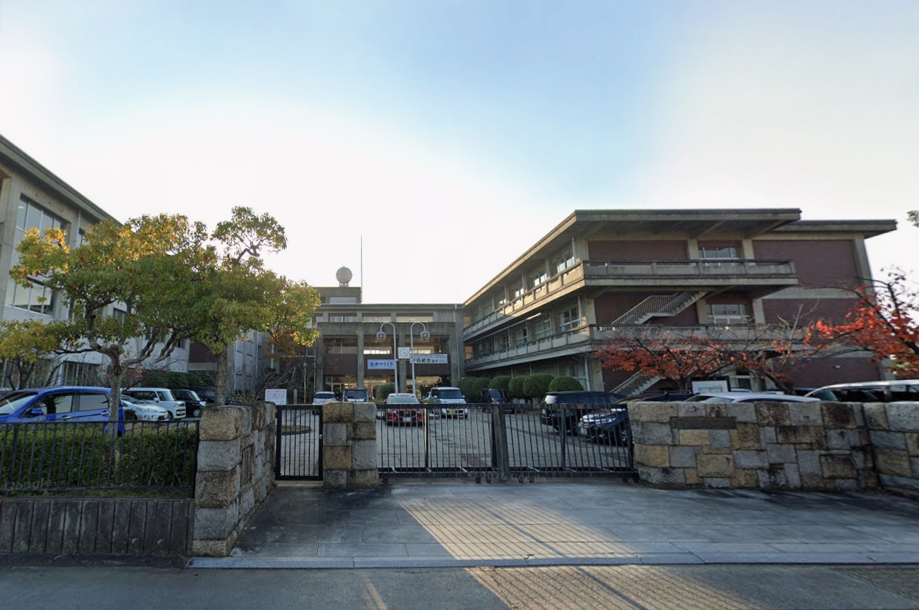 丸亀市立南中学校(約500ｍ)